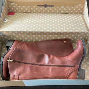 I am selling call it spring boots. They’re brand new. No rips and never used!